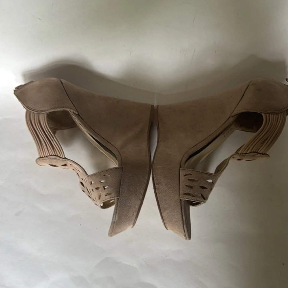 MADDEN GIRL Taupe Faux Suede 5.35” Platform Wedges Pierced T Strap Zip Heel 7